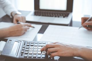 Úřad může lidem nahlédnout do bankovního účtu a požadovat doplacení daně za všechny přijaté peníze